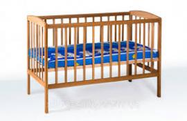 Деревяная детская кроватка